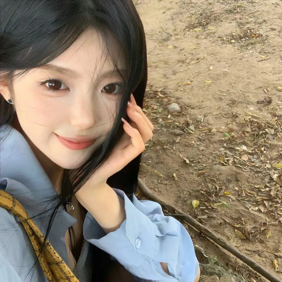 给小酒馆女子喝高杯酒